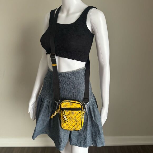 Vera Bradley Hufflepuff Harry Potter Small Convertible Crossbody Bag RFID - Picture 5 of 9